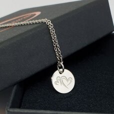 Mažas sidabrinis 925 graviruotas pakabukas su širdutėmis ir inicialais