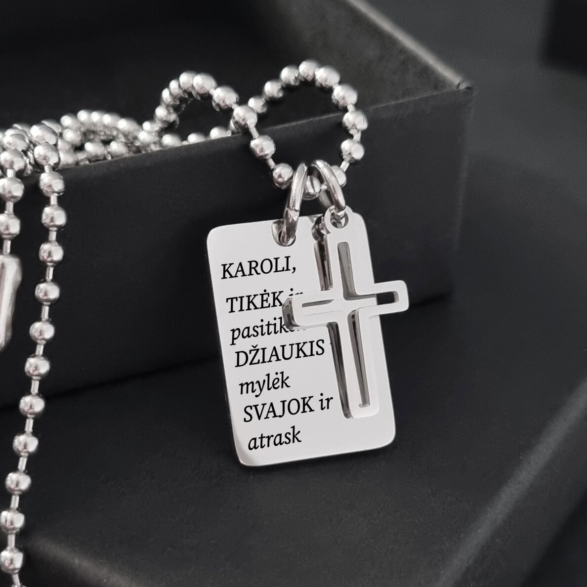 Pakabukas su kryželiu berniukui „Tikėk“ Pakabukas su kryželiu berniukui „Tikėk“