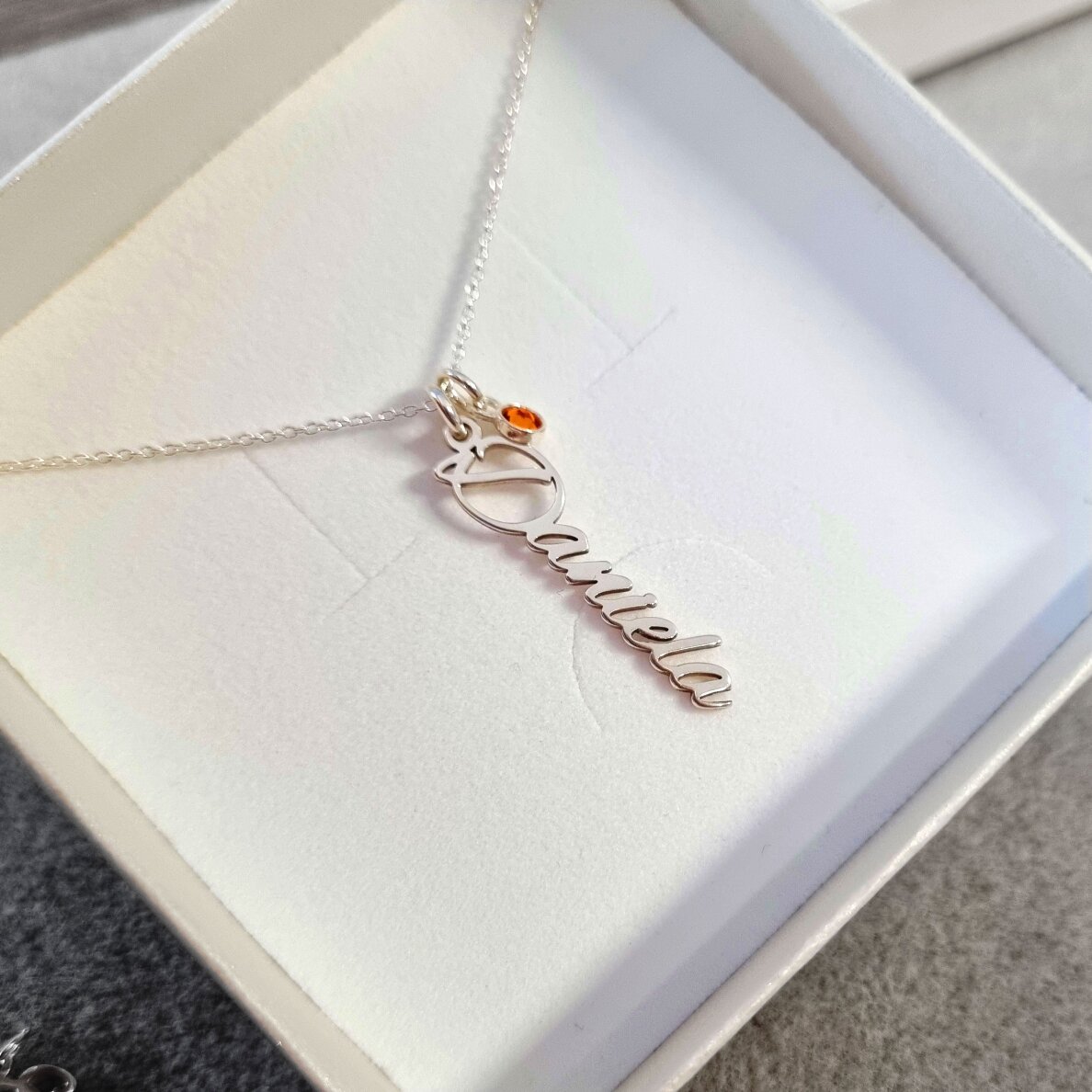 Pakabukas su vardu Daniela ir Swarovski kristalu PP 3 Pakabukas su vardu Daniela ir Swarovski kristalu PP 3